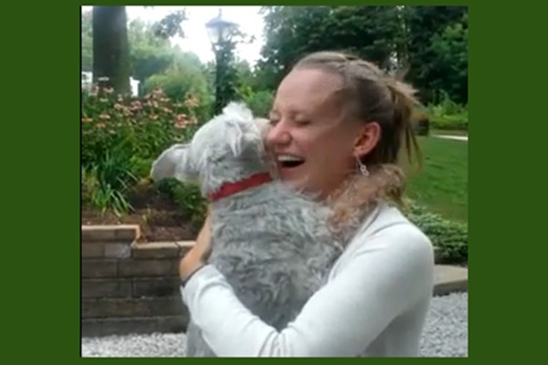 Λιποθύμησε από τη χαρά του μόλις την ξαναείδε... (video)