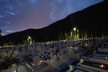 Αναμμένα τα καντηλάκια