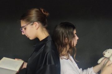 Πολύ μακριά